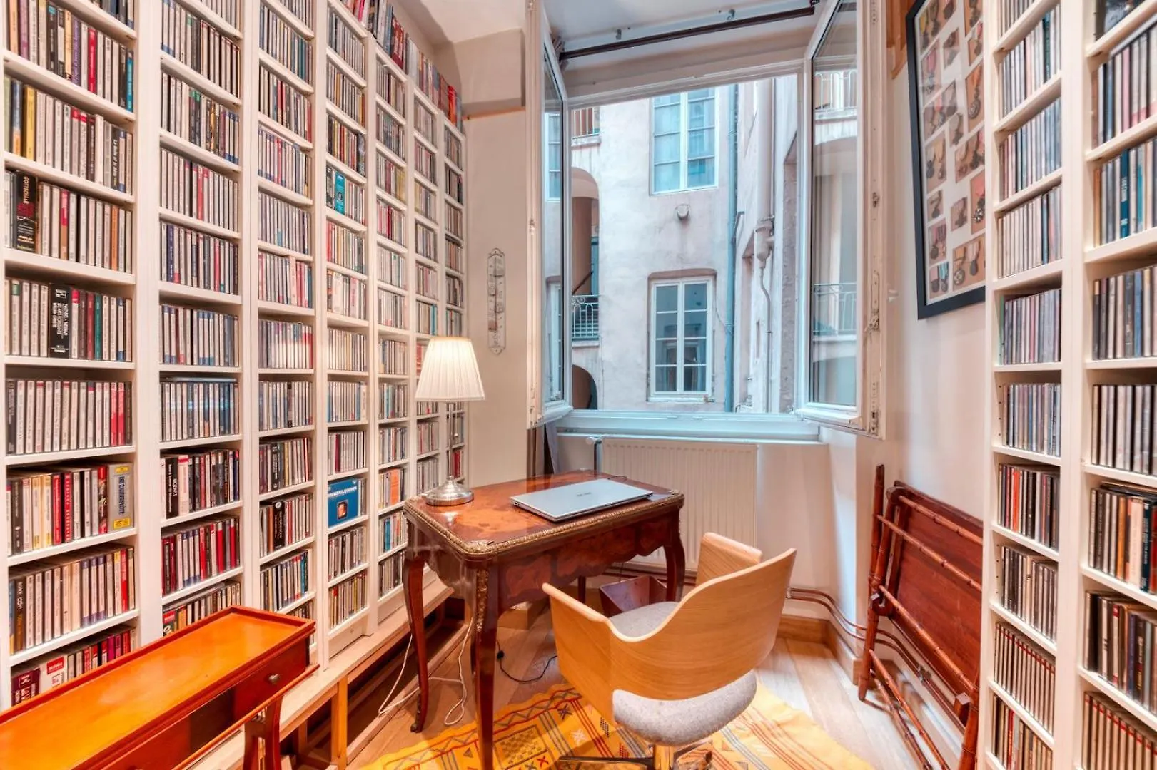 Guestready - Lyon Literary Retreat Amidst Antiques Daire