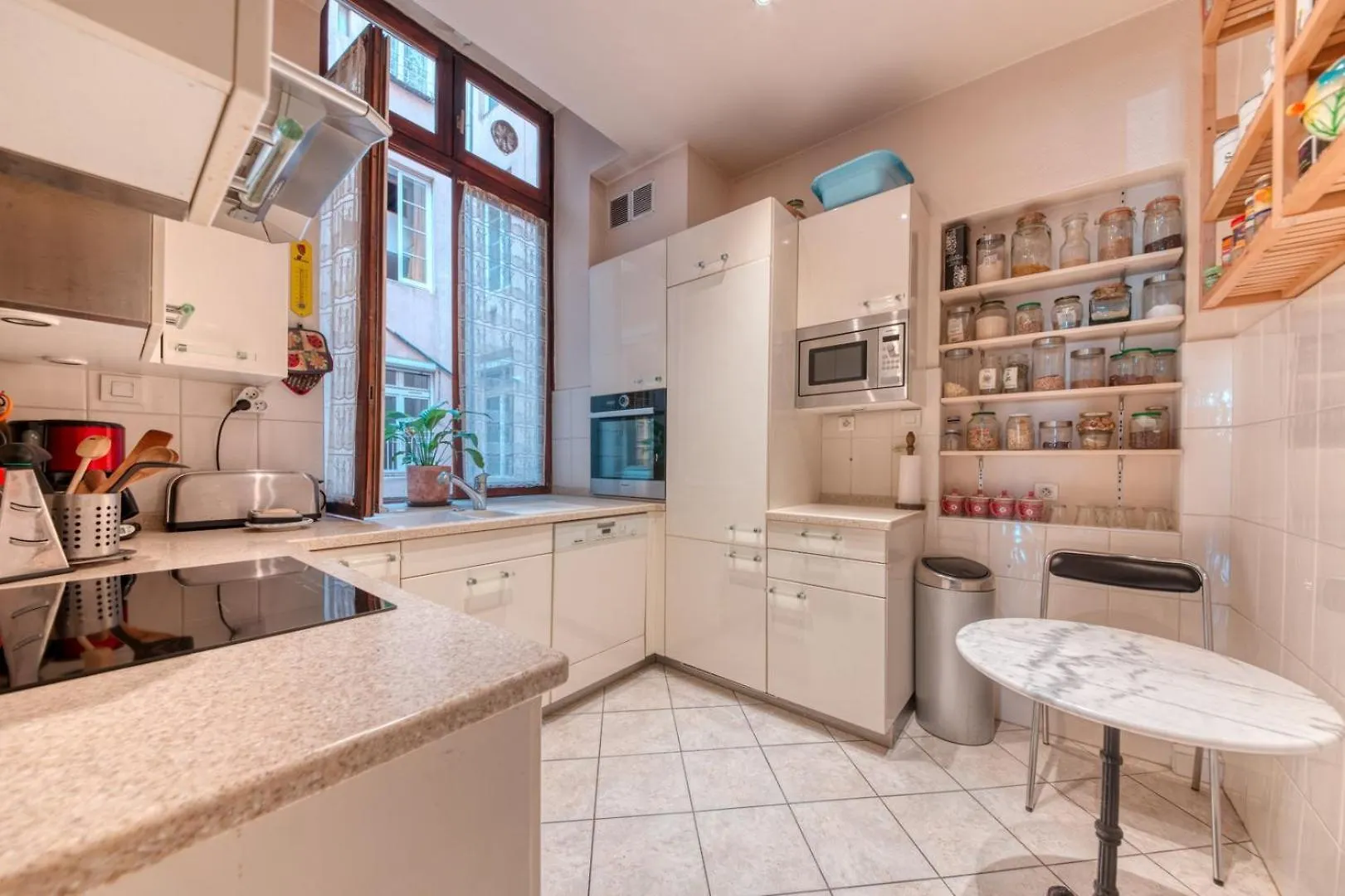 Guestready - Lyon Literary Retreat Amidst Antiques Apartment